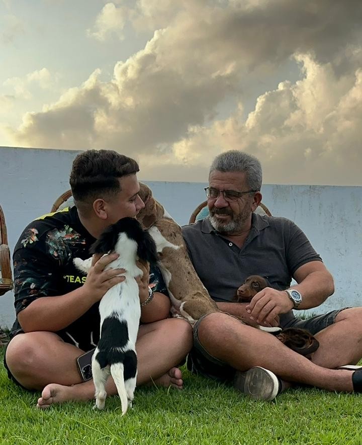 Momentos de cuidado com os filhotes no Canil Lord Maia